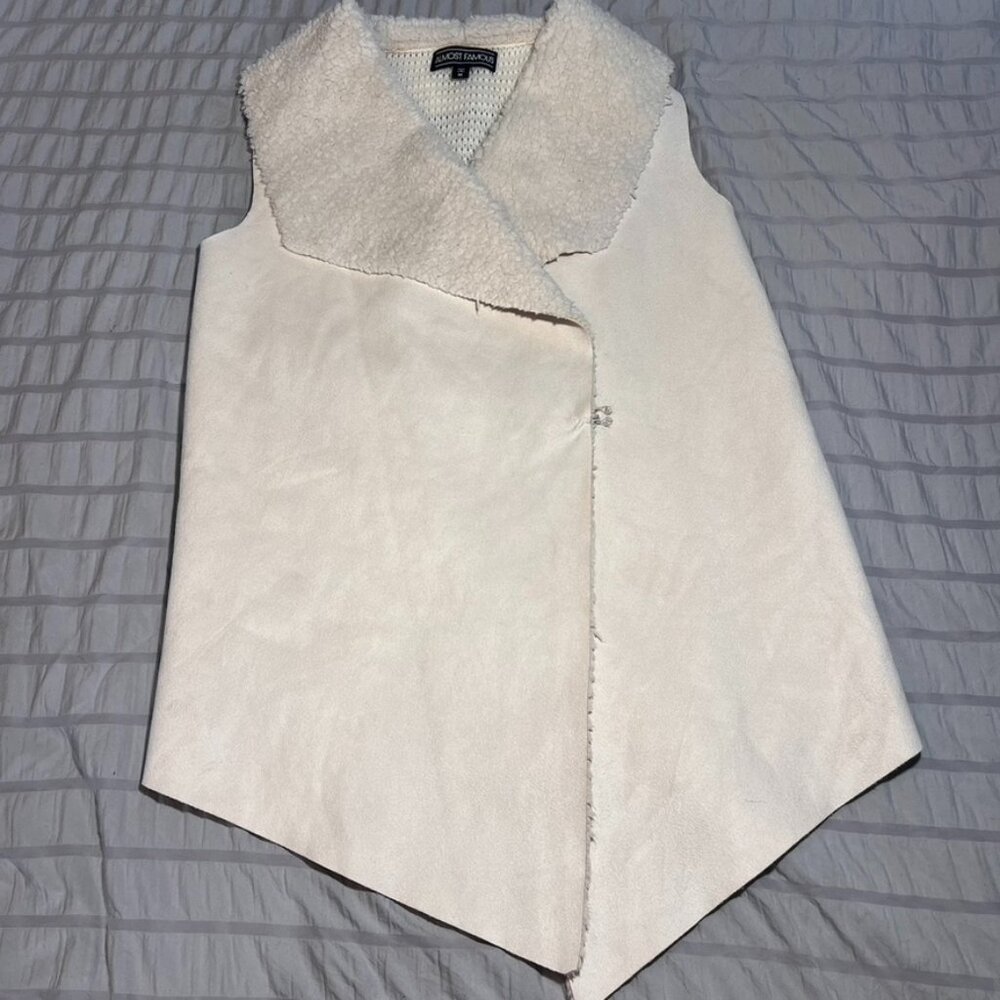 Preppy Almost Famous Women's White Sherpa Knit Vest Size M